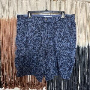 Amazon Essentials blue Hawaiian leaves print cargo shorts; excellent condition
